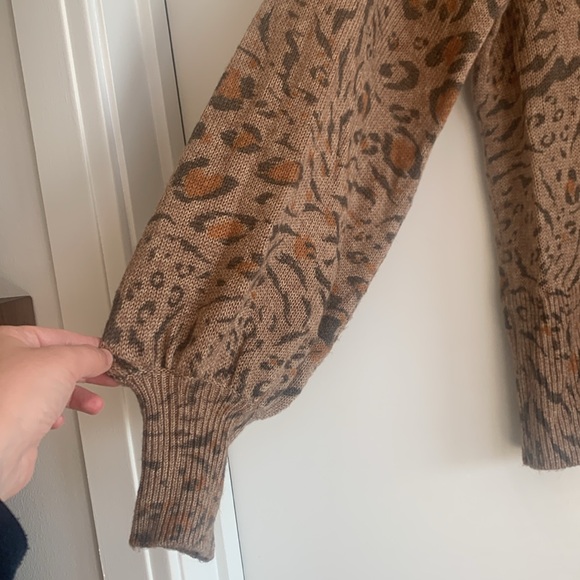 NWOT White House Black Market Lightweight Sweater in Animal Print! - Picture 6 of 7